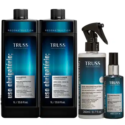 Dois frascos de shampoo e condicionador da linha Reconstruction da marca Truss Professional, além de um frasco de óleo reconstrutor capilar e um frasco de spray da mesma marca, em embalagens pretas e azuis com detalhes em prata.