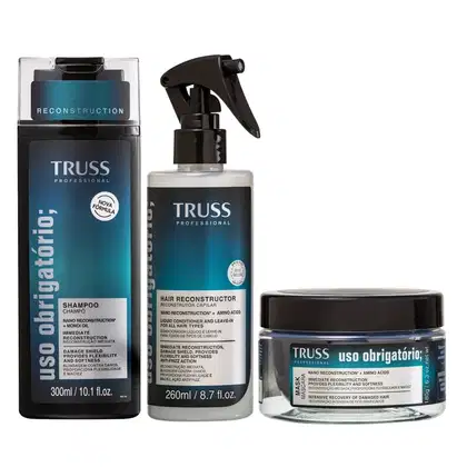 Três produtos da marca Truss Professional: shampoo de reconstrução, spray reconstructor capilar e máscara de reconstrução intensiva, em embalagens plásticas e vidro com rótulos em tons de azul e preto.