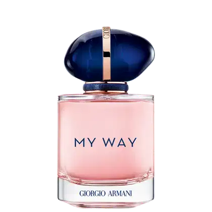 Item de perfumaria em frasco de vidro com tampa azul escura. Rótulo rosa claro com texto "MY WAY" em azul escuro e "GIORGIO ARMANI" em azul escuro na parte inferior. Formato oval com detalhes metálicos na tampa.