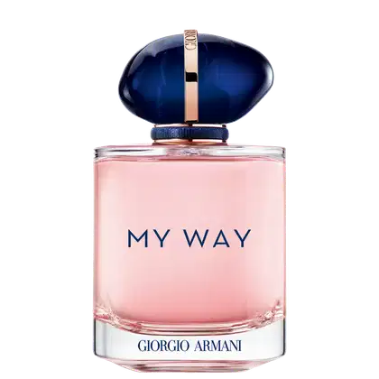 Item de perfumaria em frasco de vidro com tampa azul escura. Rótulo rosa claro com texto "MY WAY" em azul escuro e "GIORGIO ARMANI" em azul escuro na parte inferior. Formato oval com detalhes metálicos na tampa.