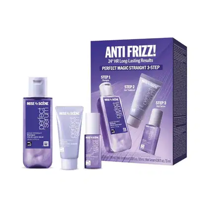 Caixa de produtos Mise en Scène Anti Frizz! com 3 itens: shampoo, tratamento capilar e sérum, em embalagens de plástico e caixa de papelão de cor roxa.