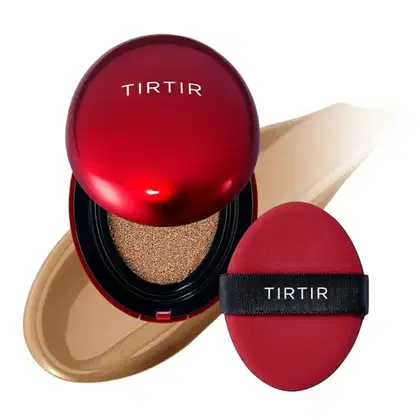 Produto de maquiagem da marca Tirtir, composto por um estojo vermelho contendo uma esponja de maquiagem vermelha e um aplicador de pó compacto em tons dourados.