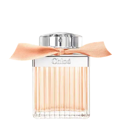 Frasco de perfume Chloé com tampa prateada e laço laranja, em embalagem de vidro com listras verticais, exibindo o nome da marca em destaque.