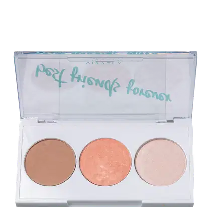 Paleta de maquiagem compacta com três sombras em tons de marrom, laranja e bege claro, em embalagem transparente com rótulo impresso.