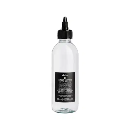 Frasco transparente de 300 ml com tampa preta rosqueável, contendo o produto "Ol Liquid Luster" da marca Davines. O rótulo preto destaca o nome do produto e algumas informações sobre seu uso.
