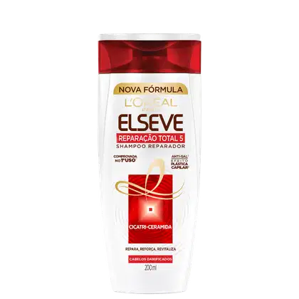 Frasco branco e vermelho de shampoo reparador da linha Elseve Reparação Total 5 da L'Oréal Paris, com rótulo destacando a nova fórmula e benefícios como anti-sal e efeito plástica capilar.