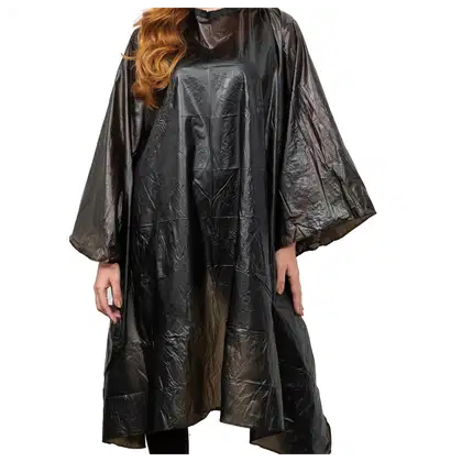 Capa de corte preta de plástico com capuz, com design amplo e solto, ideal para proteção contra intempéries.