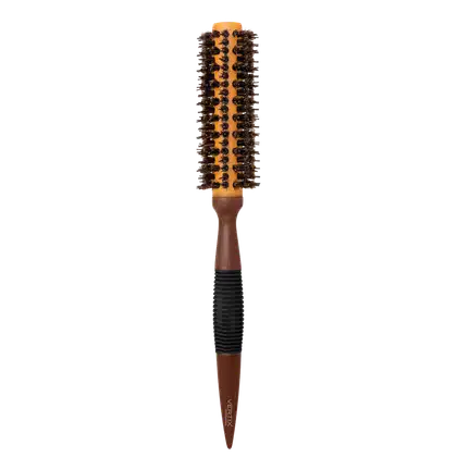 Escova de cabelo redonda de madeira com cerdas escuras, cabo de madeira e detalhes em preto. O produto possui um design simples e funcional, com uma aparência robusta e durável.