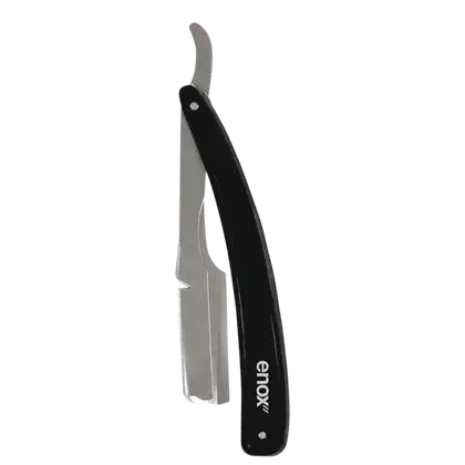 Navalha de barbear preta e prateada da marca Ennox, com lâmina de metal e cabo de plástico preto. O produto apresenta um design simples e minimalista.