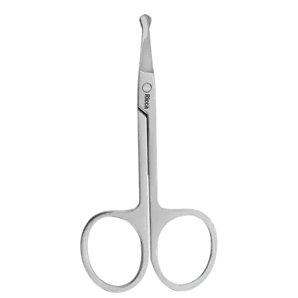 Tesoura de aço inoxidável da marca Ricca, com design elegante e formato ergonômico. Apresenta uma lâmina afiada e pontas arredondadas, ideal para uso em procedimentos de beleza e cuidados pessoais.
