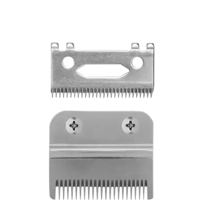 Duas lâminas de metal prateadas para aparador de cabelo, com dentes afiados e orifícios para fixação. Apresentam design simples e funcional, adequado para uso profissional ou doméstico.