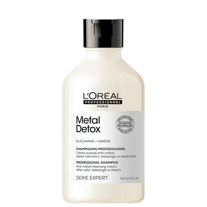 Frasco branco de 300 ml da linha Metal Detox da L'Oréal Professionnel Paris, com rótulo preto destacando a tecnologia patenteada e a função de desintoxicação de metais após coloração, balayage ou descoloração.