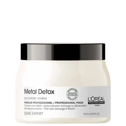 Frasco de máscara profissional L'Oréal Professionnel Metal Detox, com 500 ml, em embalagem branca e preta, com rótulos indicando a tecnologia patenteada e a função de proteção contra depósitos após coloração, descoloração ou descoloração.