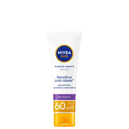 Embalagem tubular branca com detalhes em azul, amarelo e lilás. Rótulo indicando "Sensitive Anti-idade" e "Sem Perfume, corantes ou conservantes" para pele sensível Logotipo NIVEA Sun em destaque.