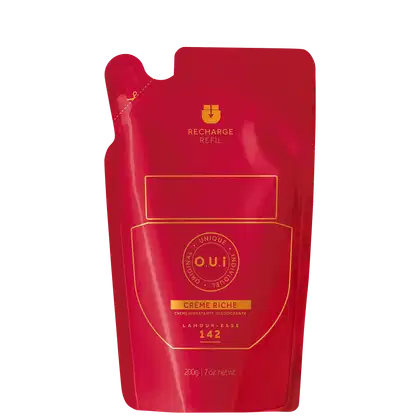 A imagem mostra o refil do creme hidratante corporal L'Amour-Esse de O.U.i. Sua embalagem é plástica, vermelho intenso com detalhes em dourado.