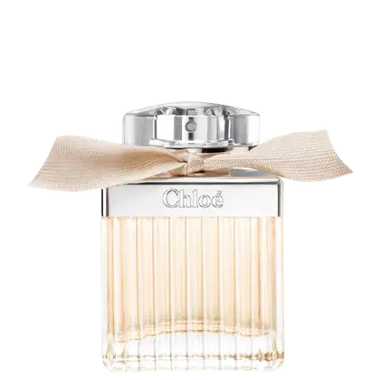 Frasco de perfume Chloé com tampa prateada e laço bege, apresentando o nome da marca em destaque. O design elegante e minimalista transmite sofisticação.