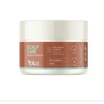 Máscara hidratante para o couro cabeludo da marca Apice Cosméticos, em embalagem branca e laranja, contendo informações sobre os ingredientes e benefícios do produto, como óleo de babaçu e menta.