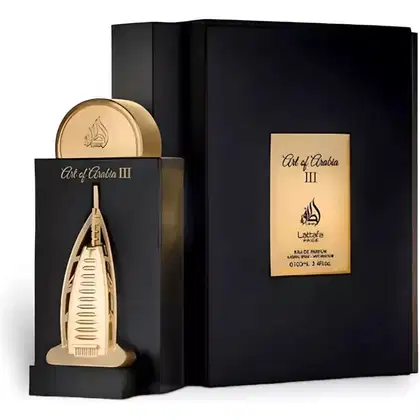 Uma caixa preta com detalhes dourados, contendo um frasco de perfume também dourado. O frasco possui um design escultural, lembrando a famosa torre Burj Al Arab em Dubai. A caixa e o frasco exibem o nome da linha "Art of Arabia III" em letras douradas.