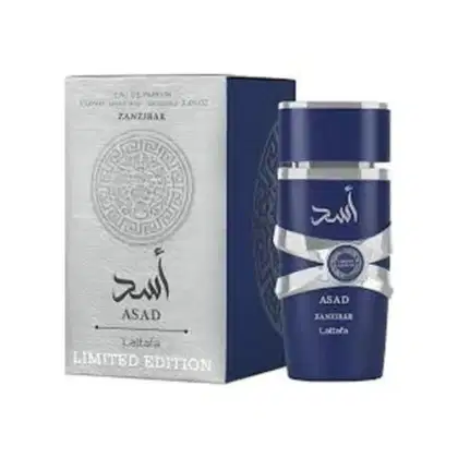Perfume Lattafa Asad, edição limitada, em frasco azul escuro com detalhes prateados, embalado em caixa branca com padrão gráfico e texto em árabe e inglês.