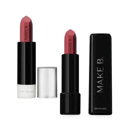 Duas embalagens contendo batom mate Rosa Rose Fabulous da marca Make B., sendo o tubo original, todo preto com letras prateadas, e o tubo refil em preto e branco com tampa transparente.