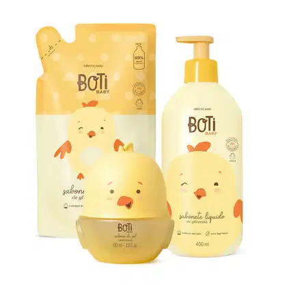 Dois itens Boti Baby em tons de bege e laranja com ilustração de passarinhos amarelos, sendo um frasco com bomba dosadora de sabonete líquido de glicerina e um refil em sachê, acompanhados de um frasco em forma de passarinho contendo colônia do sol.