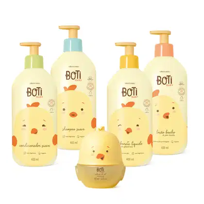 Quatro frascos Boti Baby em frascos com ilustrações de passarinhos amarelos e bombas dosadoras laranja, sendo de shampoo, condicionador, sabonete líquido e loção banho e pós banho, acompanhado de uma embalagem em forma de pintinho de colônia do sol.