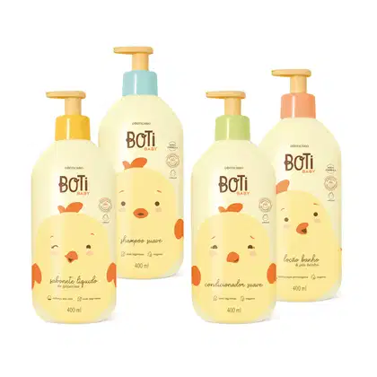 Quatro frascos Boti Baby de 400ml em tons de bege, laranja, azul, lilás e vermelho com bombas dosadoras amarelas e ilustrações de passarinhos amarelos, sendo um de shampoo, um de condicionador, um de loção banho e pós banho e um de sabonete líquido.