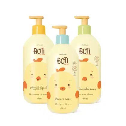 Três frascos de 400ml cada em tons de amarelo claro om bomba dosadora laranja e ilustrações de passarinhos amarelos com detalhes laranjas, sendo um frasco de shampoo, outro de condicionador e outro de sabonete líquido de glicerina.
