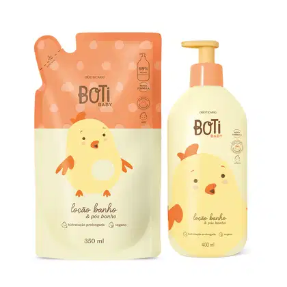 Dois itens Boti Baby em embalagens em tons de bege e laranja com ilustração de passarinho amarelo, sendo um frasco com bomba dosadora de 400ml de loção banho e pós banho e um refil em sachê de 350ml.