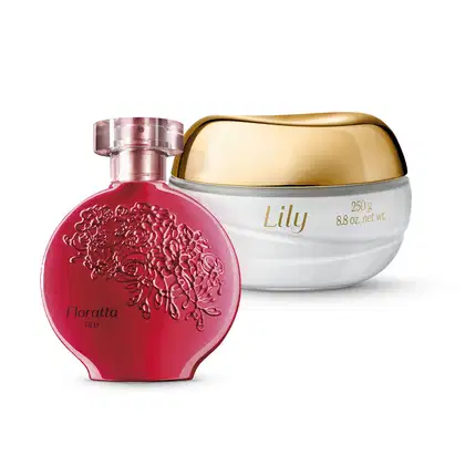 Vidro redondo com líquido vermelho, florais em relevo e letras na cor vinho, pulverizador prateado e tampa transparente de desodorante colônia Floratta Red e pote de vidro com creme branco e tampa dourada de creme acetinado corporal Lily.