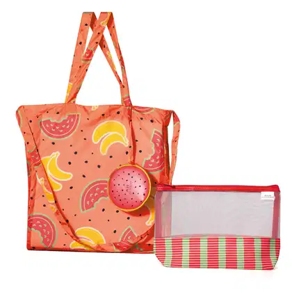 Bolsa vermelha com alças e estampas de bananas e melancias com sementes pretas espalhadas ao redor e um nécessaire metade transparente e metade listrado de branco e vermelho com zíper vermelho.