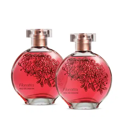 Dois frascos redondos com líquido vermelho, flores em relevo na cor vinho, pulverizador dourado e tampa transparente contendo, em cada um, 75ml de desodorante colônia Floratta Red Blossom.