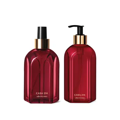 Dois vidros na cor vinho com detalhe dourado e tampa preta da marca Casa 214 Gardênia Imperial, sendo um de 400ml com tampa dosadora de sabonete líquido e outro de 250ml com tampa spray de aromatizador de ambiente.