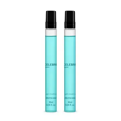 Dois frascos transparentes de 10ml com líquido azul, tampa preta e letras azuis contendo desodorante colônia Celebre Agora Masculino.