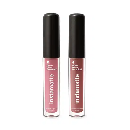Dois batons líquidos mate Instamatte Quem Disse, Berenice? em tubo transparente para mostrar a cor do produto, tampa preta e letras brancas, sendo o Castanheli na cor castanha e o Roseirali na cor rosa.