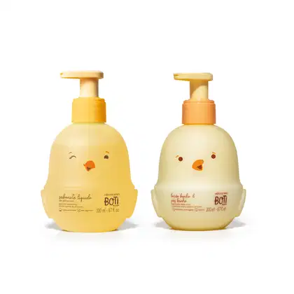 Dois itens da marca Boti Baby, ambos em embalagens em formato de pintinho, um amarelo e outro branco, com tampas dosadoras amarelas, sendo uma loção hidratante banho e pós banho e um sabonete líquido.