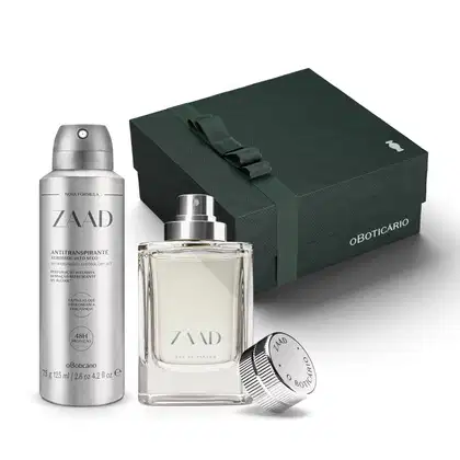 Caixa de presente preta com detalhes prateados e dois itens da marca Zaad em embalagens nas cores cinza e prata, sendo um eau de parfum de95ml e um desodorante aerossol de 75g/125ml.