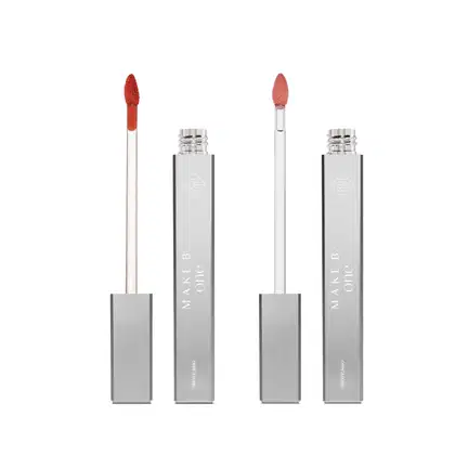 Dois batons líquidos Make B. One Velvet Sublime em tubo prateado com haste branca e esponja aplicadora na cor do produto, sendo um na cor rosa French Rose e outro na cor vermelho Deep Carmine.