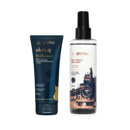 Dois itens da marca Harry Potter Quem Disse, Berenice?: bisnaga azul marinho com letras douradas de gel de limpeza 2 em 1 e frasco com líquido claro, tampa spray preta e rótulo branco com ilustração de um trem e letras pretas e douradas de body splash.