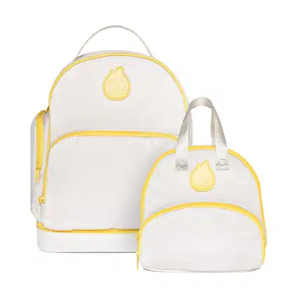 Dois itens da marca Boti Baby, sendo uma mochila e uma frasqueira, os dois na cor branca com o logotipo e zíperes amarelos, bolsos externos e alças de transporte prateadas.