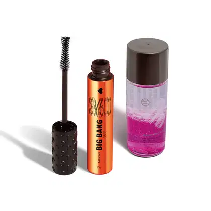 Máscara de cílios Big Bang 360 em embalagem laranja com tampa com textura de corações e aplicador pretos acompanhado de um frasco com líquido roxo e incolor e tampa preta de demaquilante bifásico, ambos da marca Quem Disse, Berenice?.