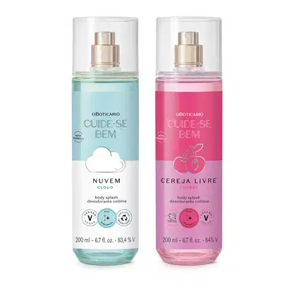 Dois frascos transparentes com pulverizadores prateados, sendo um com líquido azul e rótulo azul e branco com nuvem ilustrada da linha Nuvem e outro com líquido rosa e rótulo rosa e lilás com cerejas ilustradas da linha Cereja Livre.