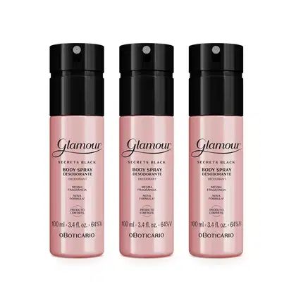 Três embalagens cilíndricas rosa com tampa preta. Rótulos indicam "Body Spray Desodorante", "Mesma Fragrância", "Nova Fórmula", "Produto com Refil", volume de 100ml.