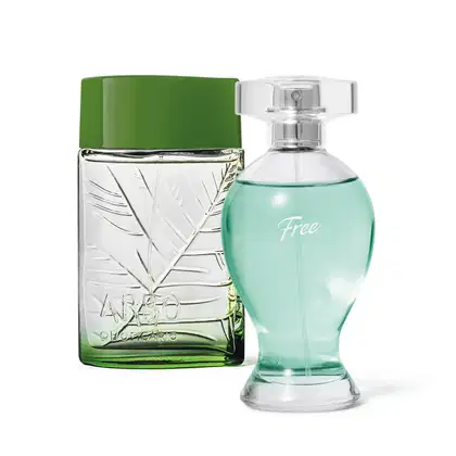 Vidro verde transparente com folhagem em relevo e tampa verde escuro de desodorante colônia Arbo Puro e vidro curvilíneo com líquido azul, pulverizador prateado e tampa transparente de desodorante colônia Boticollection Free.