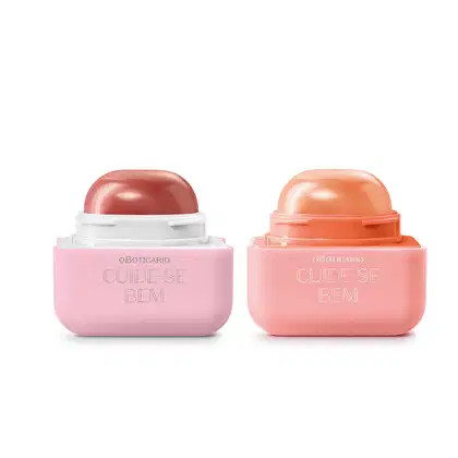 Dois protetores labiais da marca Cuide-se Bem, com embalagem quadrada e bala em formato de semicírculo, sendo um em tons de rosa com branco e outro em tons de rosa com laranja.