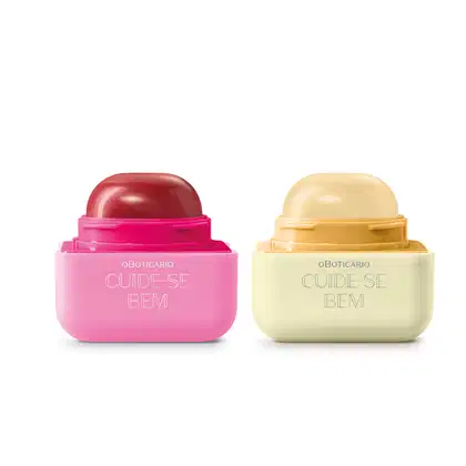 Dois protetores labiais da marca Cuide-se Bem, com embalagem quadrada e bala em formato de semicírculo, sendo um em tons de amarelo e outro em tons de rosa com vermelho.