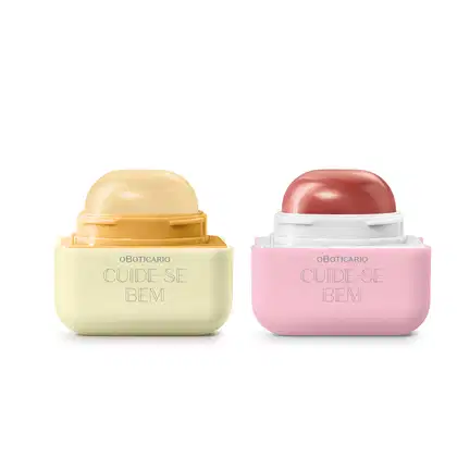 Dois protetores labiais da marca Cuide-se Bem, com embalagem quadrada e bala em formato de semicírculo, sendo um em tons de amarelo e outro em tons de rosa.