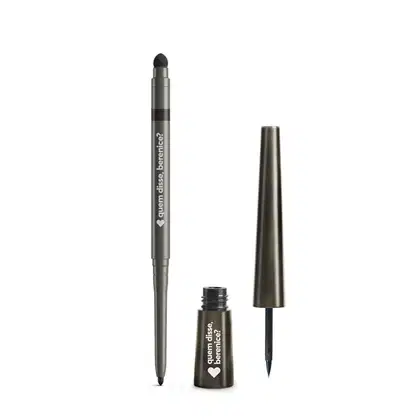 Dois itens de maquiagem da marca Quem Disse, Berenice?: um lápis preto retrátil com uma esponja esfumadora em uma das extremidades e um frasco preto em formato triangular de delineador aberto. Ao lado da embalagem, vemos o aplicador com ponta fina.