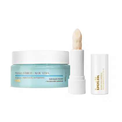 Dois produtos de cuidados com a pele sendo um pote com gel hidratante facial de cor azul clara e tampa branca e um hidratante labial em embalagem branca aberto, mostrando a bala de cor branca texturizada e a tampa repousa ao lado, com logo Botik dourado.