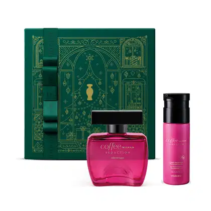 Kit presente de Natal composto por frasco de desodorante colônia de vidro rosa com tampa preta e tubo de body splahs pink com tampa borrifadora preta, ambos da marca Coffee Woman Seduction, acompanhado de uma caixa verde com ilustração natalina dourada.